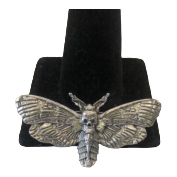 Vintage Inspired Timeless Intricately Designed Silver Plated Butterfly Brooch - Picture 4 of 13